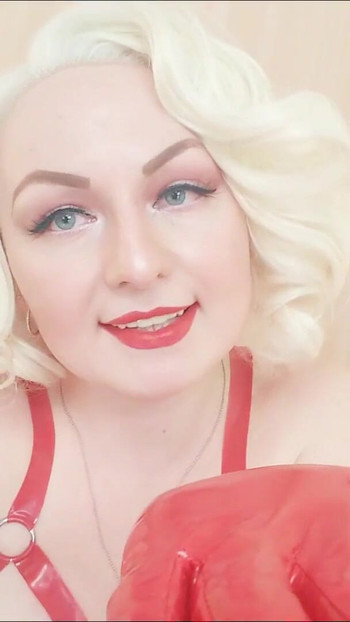Emotivni trenutak iz "Strap-on POV videa: ljubavnica u toplesu u butini visoko preko čizma na kolenu sa dugim rukavicama - Arya Grander"
