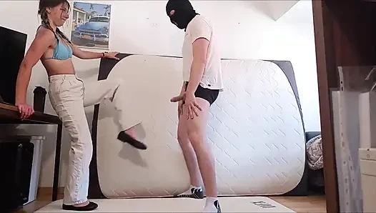 Жесткие удары от нее по яйцам