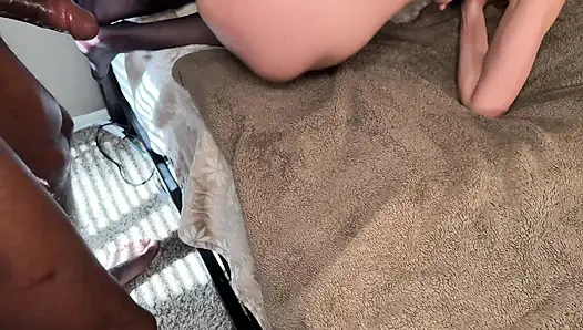 Ateşli evli kadın büyük zenci yarağıyla anal dölleniyor