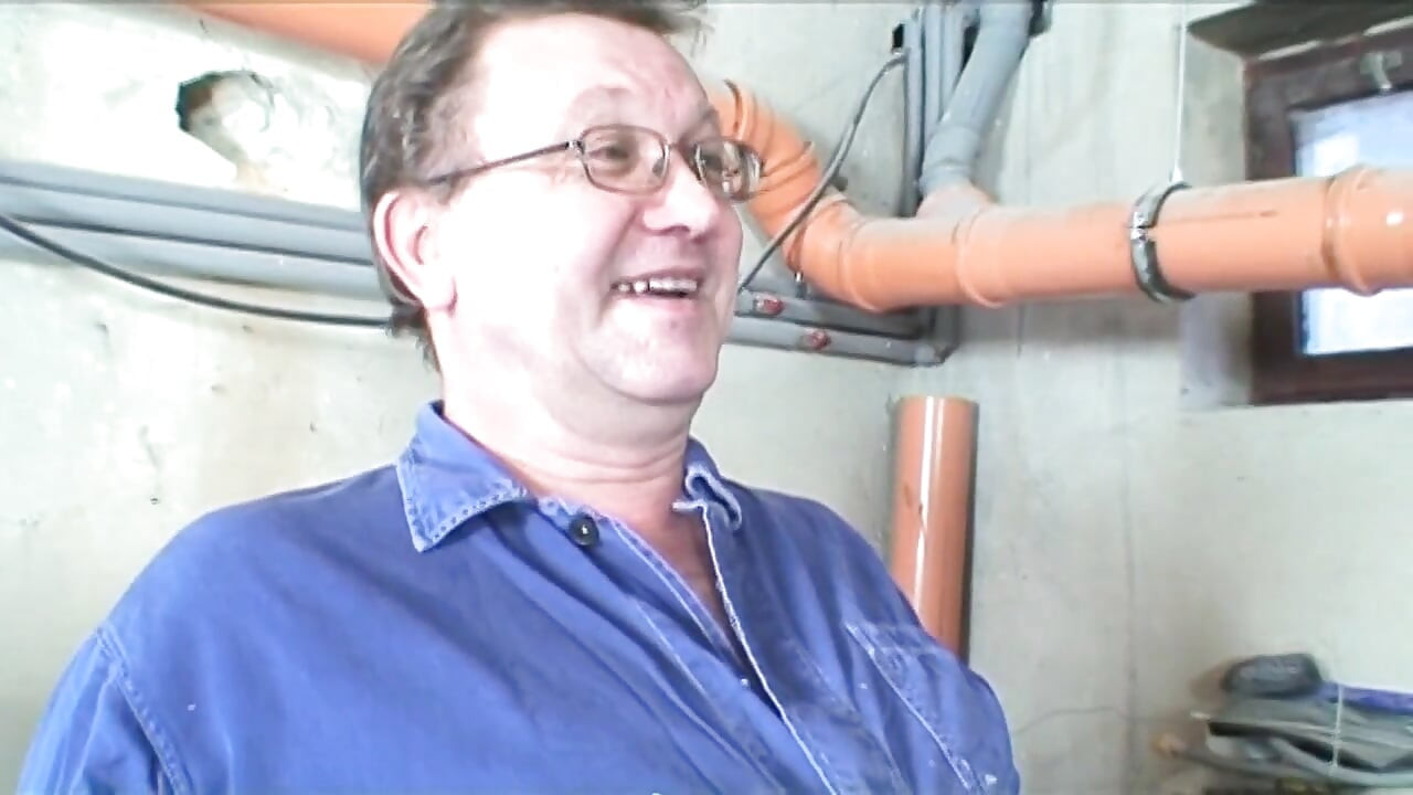 Trabalhador velho dá em cima de uma novinha loira chupando o pau dele