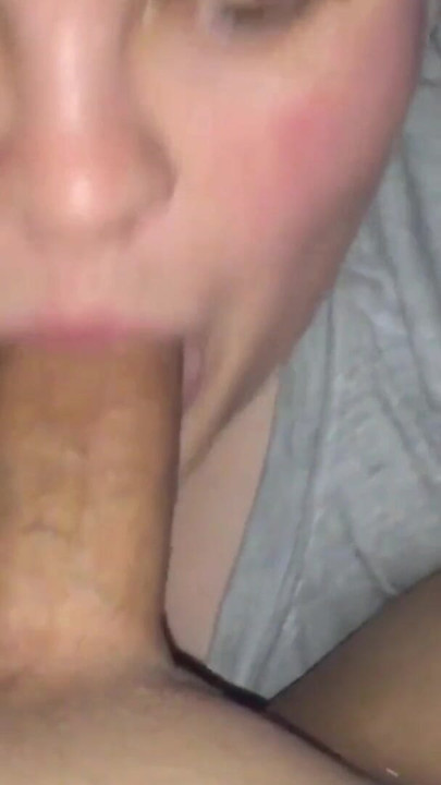 Liderlig mor sutter ung barberet pik og sluger en mund fuld af sperm | Klip 3