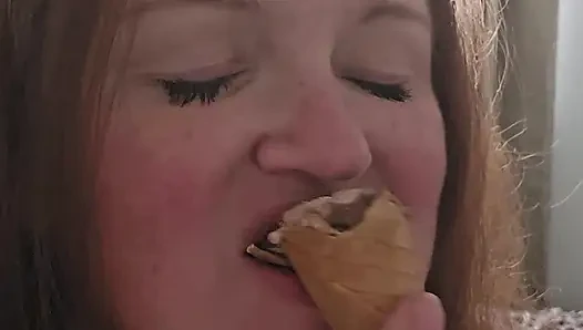 Makan es krim bisa sangat seksi