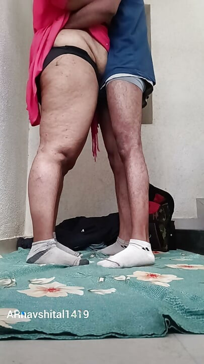 Styvmamma knullar på trapphuset vid utgången, öppen offentlig plats, hård knullning av styvsonen