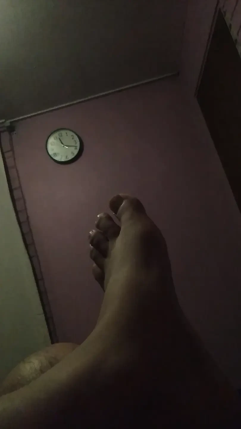 我惊人的脚想要手淫你的鸡巴