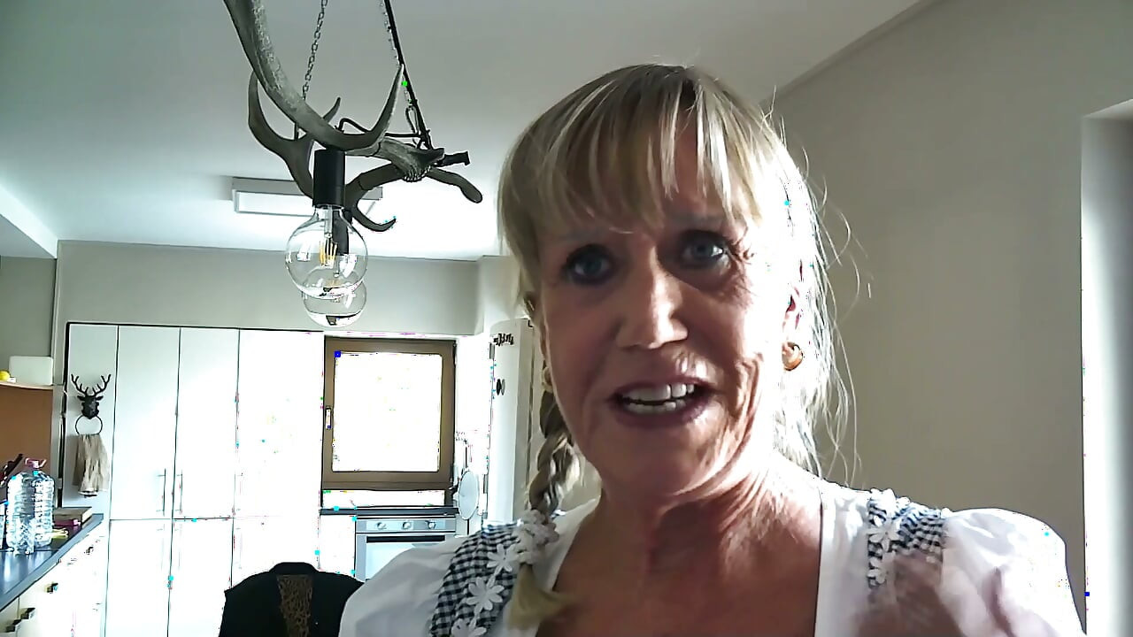 DirtyMilfTina mặc dirndl và nhận creampie!