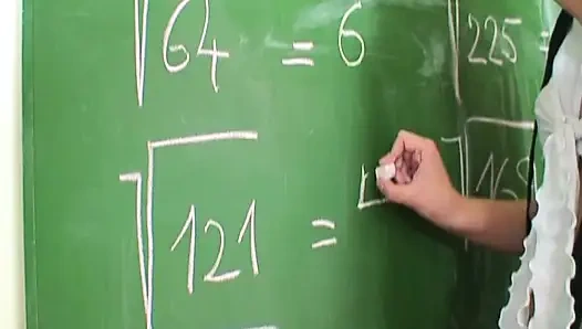 Yaramaz genç kız dedesinin yaşında bir öğretmenle sınavı geçmeyi hak ediyor