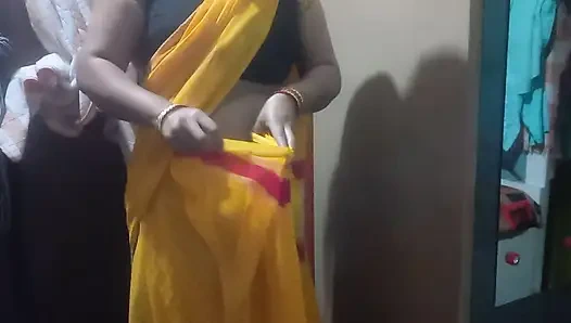 Индийская домохозяйка носит желтую сари.