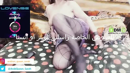 Kraliçe Sarah'ın ateşli göğüsleri çığlık atıyor ve sonra sütü dışarı çıkıyor!