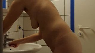 Milf mit dickem Arsch, reifen Titten und behaarter Fotze im Badezimmer