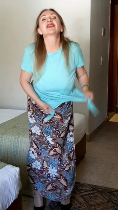 Bare stanon vaali ht laayak daadi tumhen chidha rahi hai