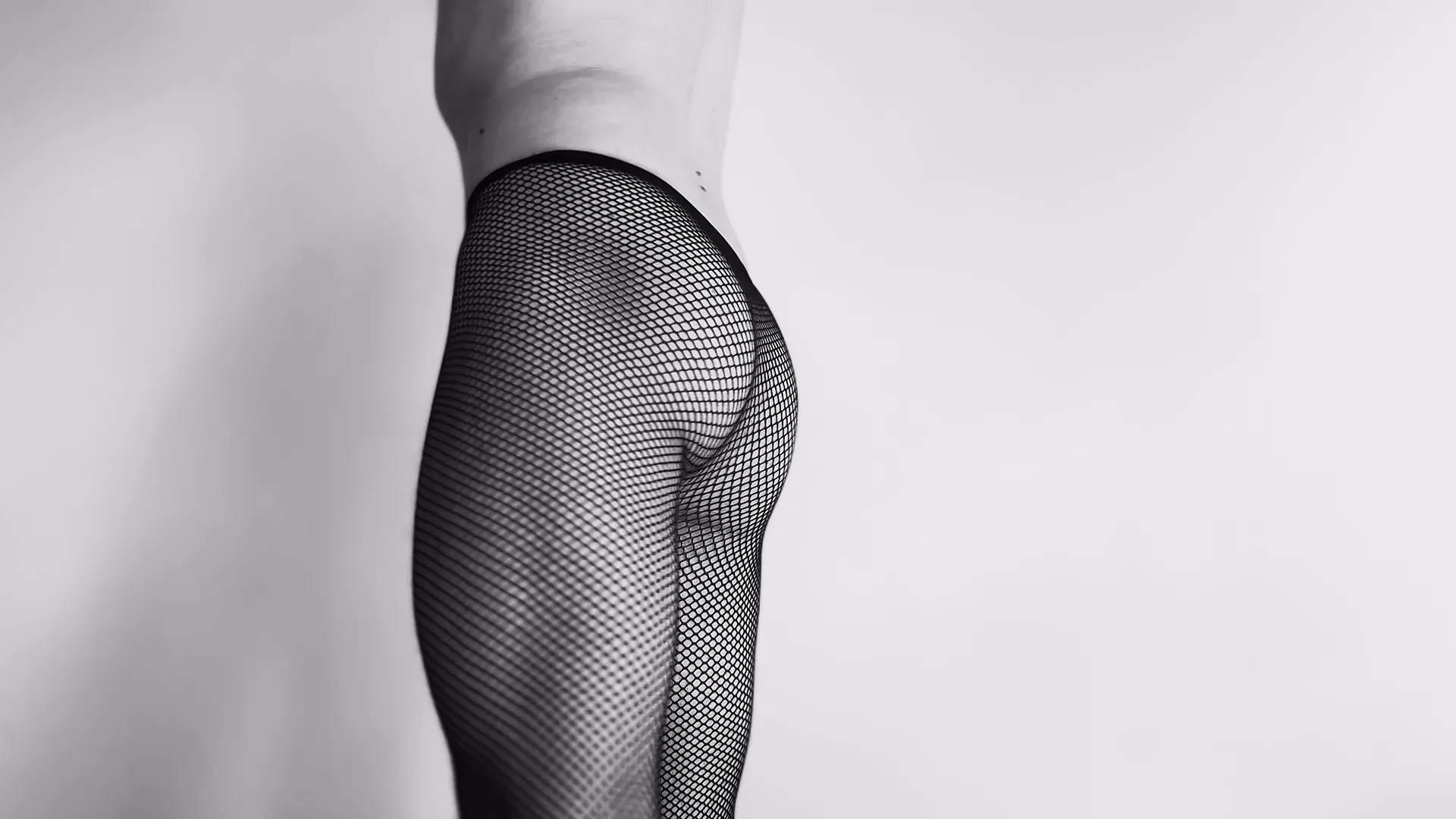 性感的青少年热辣男孩只穿着渔网戏弄跳舞