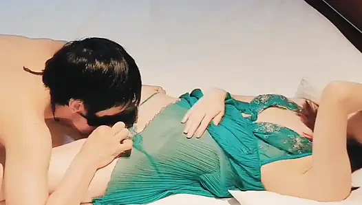 Стройная и милая замужняя женщина в зелёном сексуальном белье заставляет пенис изменника возбудиться и эякулировать. Домашняя любительская персональная фотография Kawasaki JK