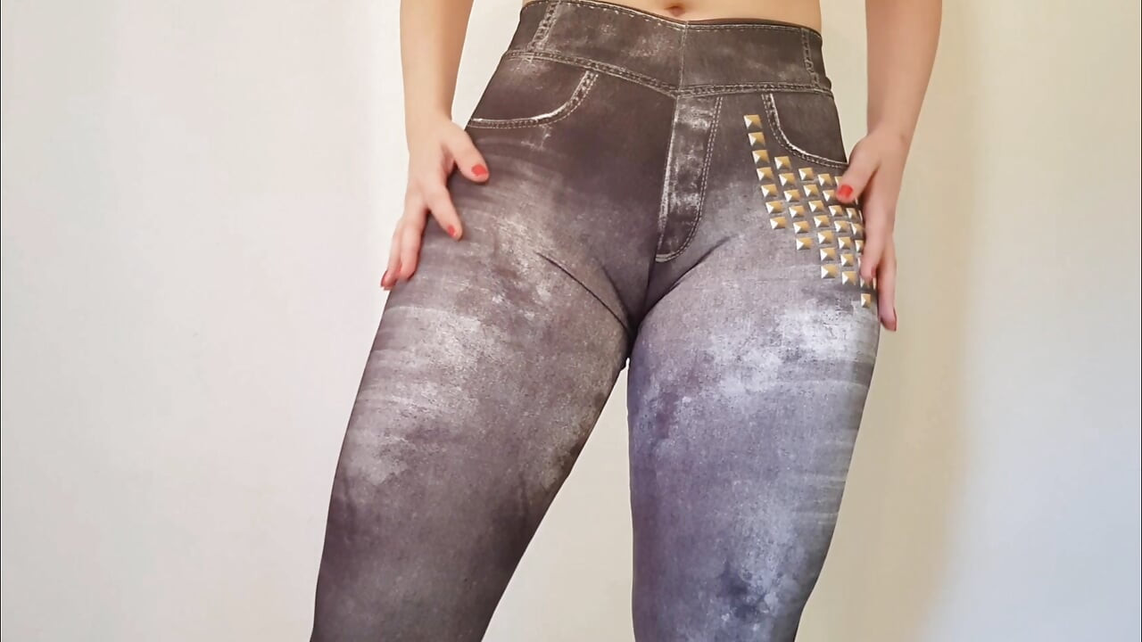 Gostosa experimentando leggings fitness