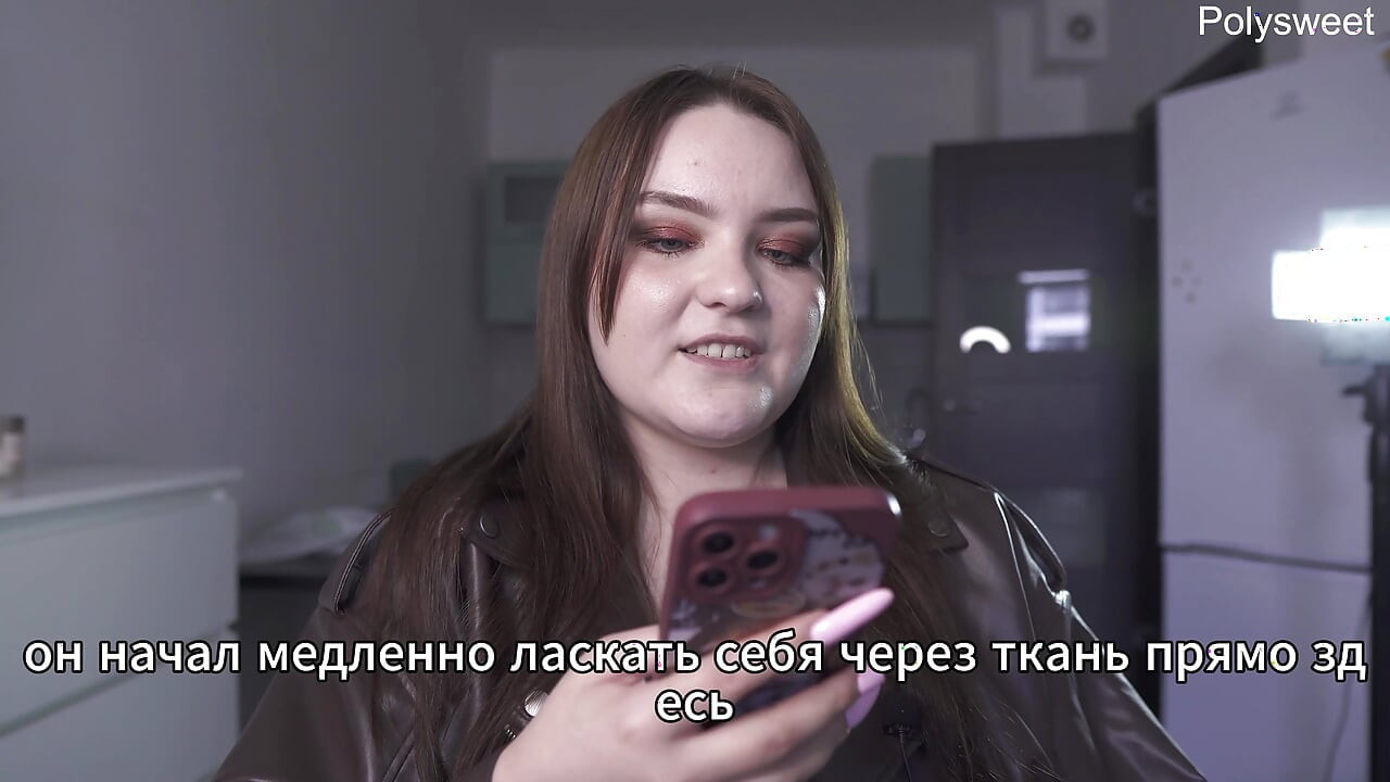 Historia porno - Była naga bawiła się ze sprzedawcą, podczas gdy klienci szedł (rosyjski, lekka femdom, naga publicznie)