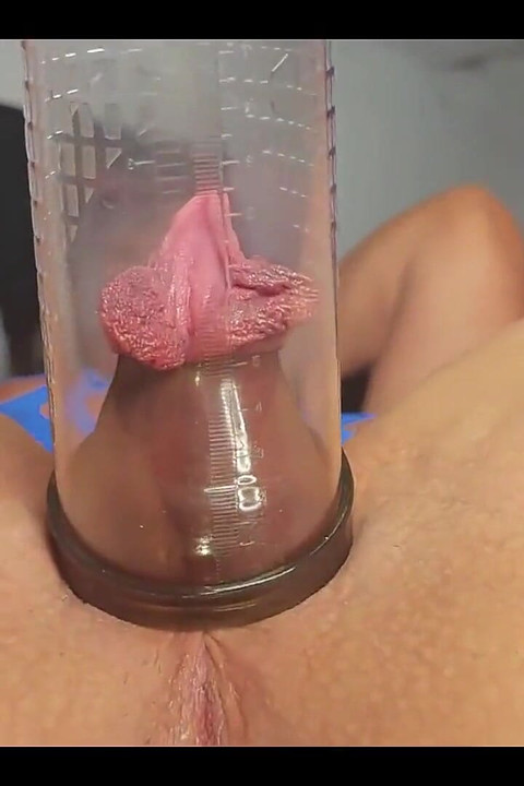 Prinzând și făcând pizda mea uriașă cu pompa de vid