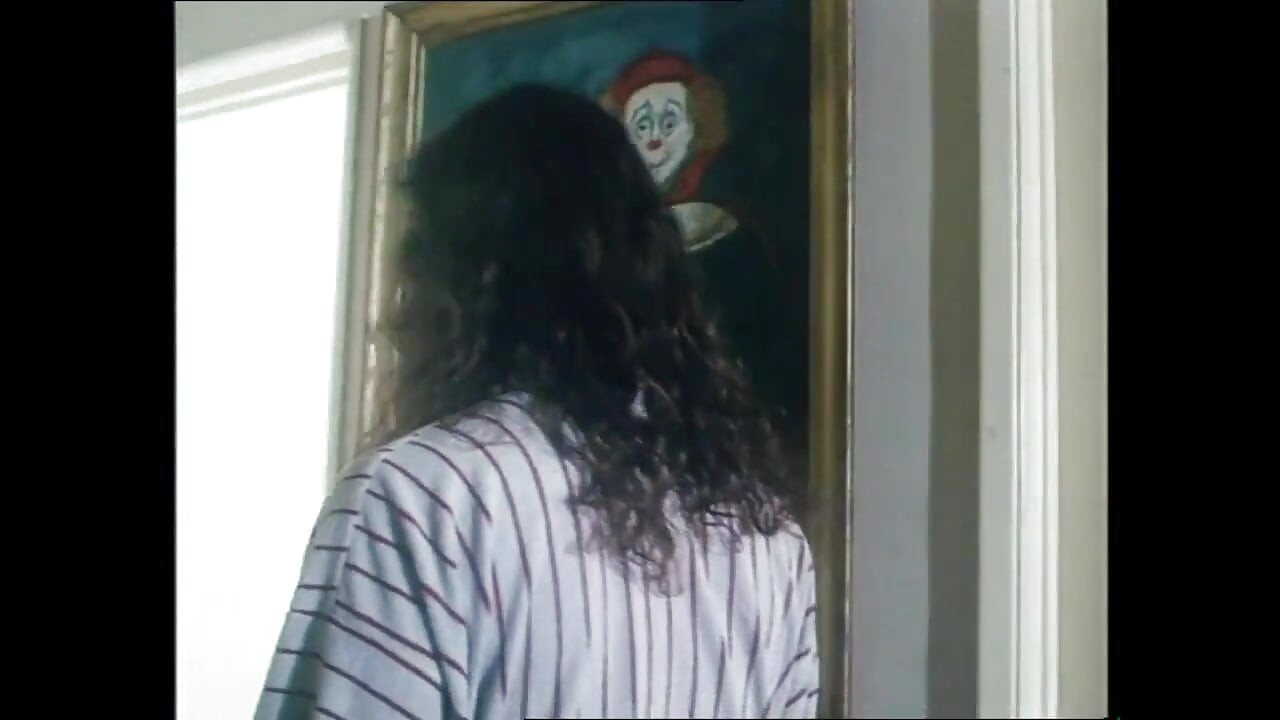 Pelacur miang blonde menggoda abang tirinya semasa rakannya menghisap zakar besar abang tirinya