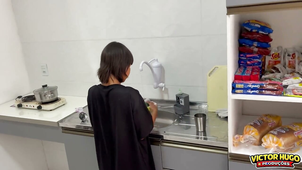 Onu mutfakta sikerken kıllı amının her yerine boşaldım