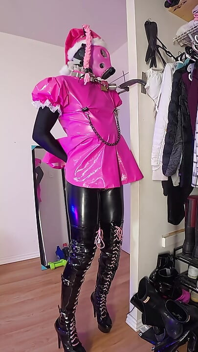 Η υπηρέτρια ξεφεύγει νωρίς από τα δεσμά του εαυτού της