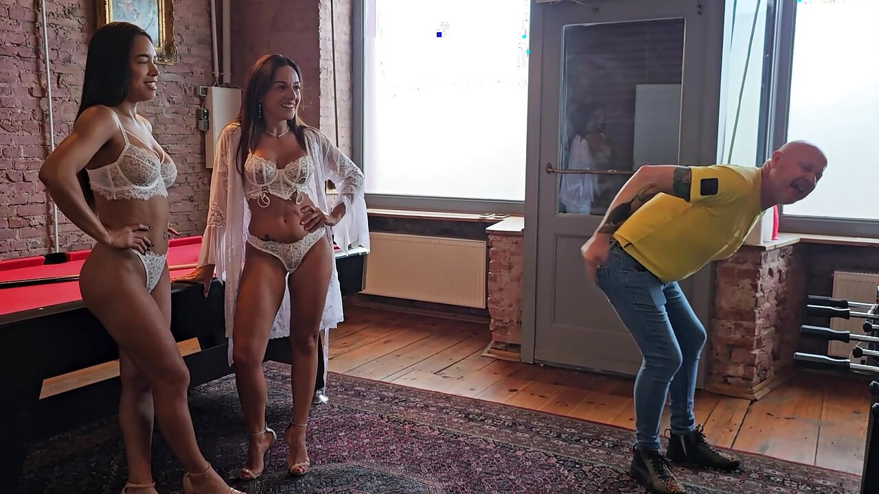 În culise, două brunete sexy se provocă reciproc la un joc de biliard