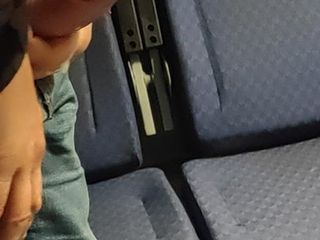 El hombre cachondo se masturbaba en el tren de enfrente si yo