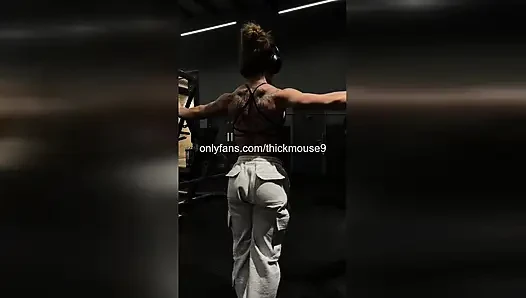 Instagram canlı dansı sırasında yaramaz genç kızın amcık frikik