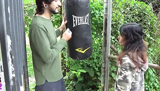 Während des Boxens stoße ich den Nachbarn und ich habe keine Wahl, als ihm zu frönen, indem ich seinen großen schwanz lutschen und ihn mich ficken lasse.