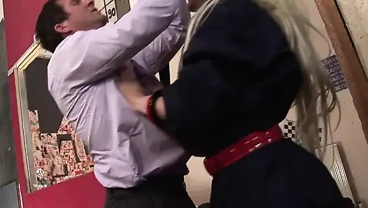 Büyük memeli sarışın araba tamircisi sikiliyor