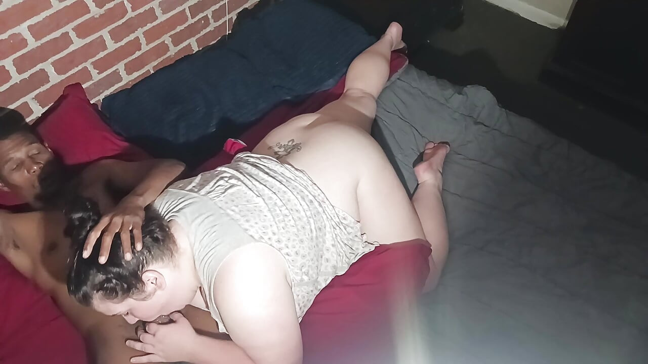 Goedemorgen hoofd geef haar die grote zwarte lul honing hier in de keel