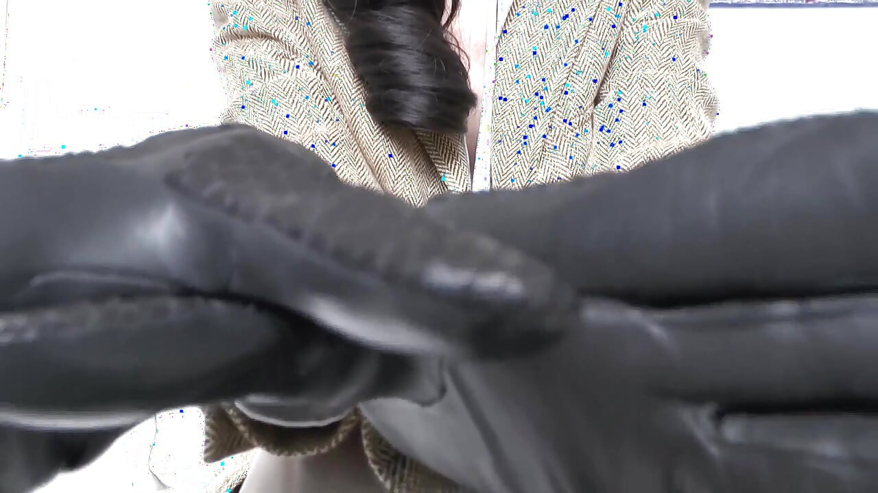 吱吱作响的皮手套让你高潮, 维多利亚·瓦伦特女士