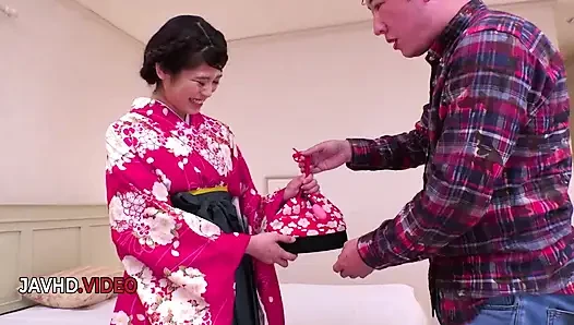 Ema kato im kimono wird nach dem dampfendigen blowjob hart gefickt