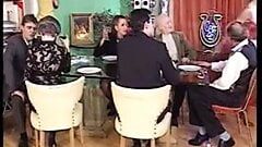 Oma threesome tinju, anal di ruang makan oleh fdcrn