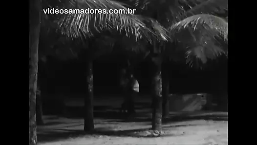 Istriku ngentot sama pria tak dikenal di pantai