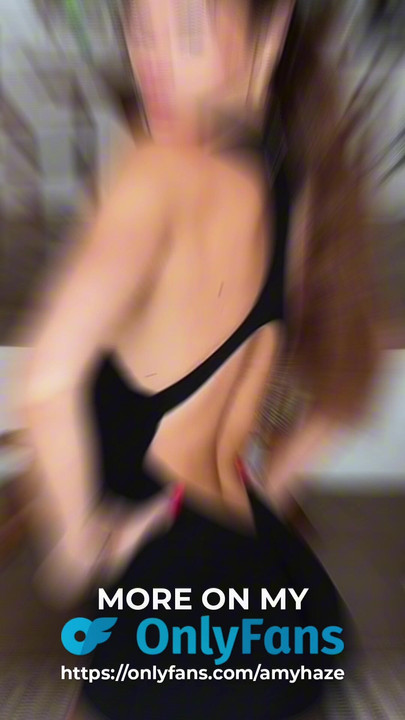 Seductive Babe Shakes Her Big Ass in Tight, Curve-Hugging Shorts