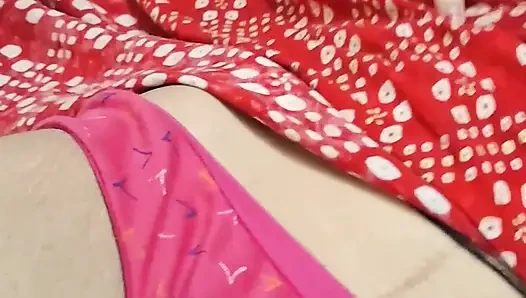 Cleandesibhabhi mengminyaki vaginanya untuk mengambil bbc