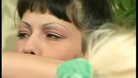 Sarışın orta yaşlı seksi kadın ve genç lezbiyenler üçlü grup sekste amcıklarını yalıyor