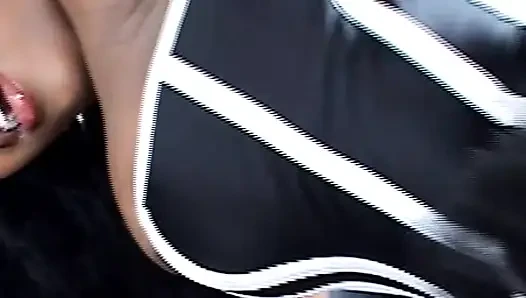 Siyah Güzellik Kalçalarını Açıyor