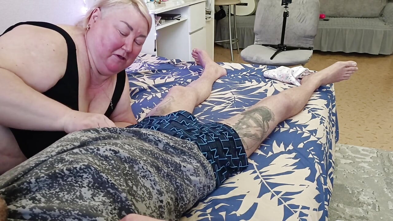 女友吸我的雞巴直到我射在她嘴裡，熱乎乎的濃稠精液