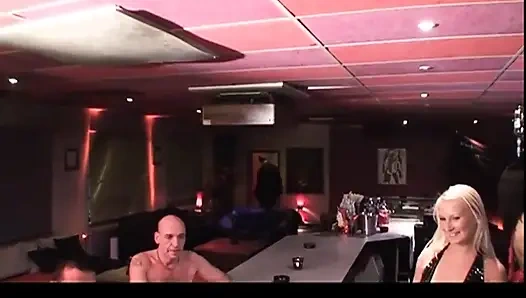 Genç nostaljik sürtük için bukkake büyük klasik yaraklarla sikiliyor ve ağzına boşalıyor