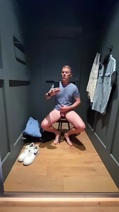 Riskli soyunma odası mastürbasyonu: bir sonraki kübik adam boşaldığını duyuyor - büyük boşalma