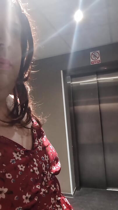 Erwischt beim gehen in ihrem hotel und nimmt eine riesige spermaladung