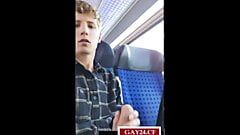 Twink si masturba in treno
