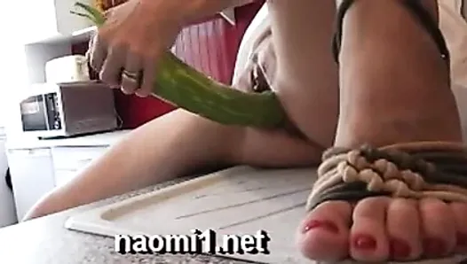 Naomi1 dans une cuisine avec un légume