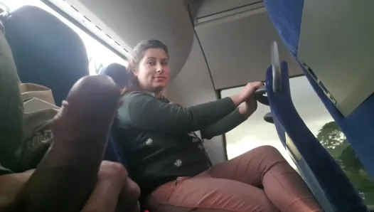 Un voyeur séduit une MILF pour sucer et branler sa bite dans un bus