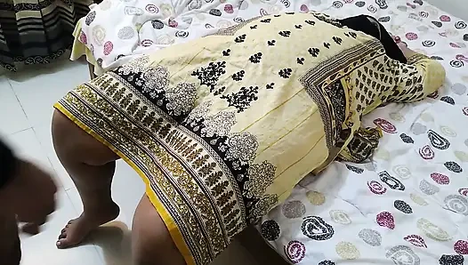 Тетушка Nandita без пижамы и грубого траха во время отдыха на кровати