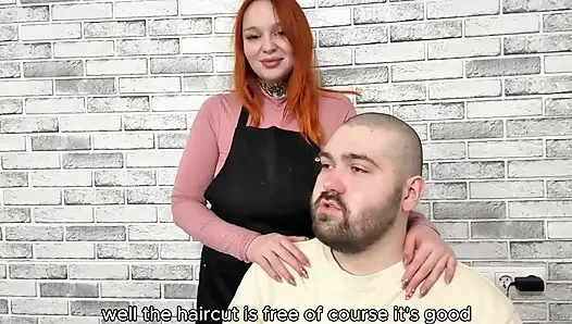 Der friseur beschloss, sich für den schrecklichen Haarschnitt zu entschuldigen