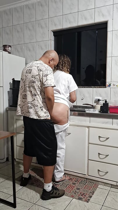 La criada fue follada por el culo en la cocina mientras lavaba los platos.