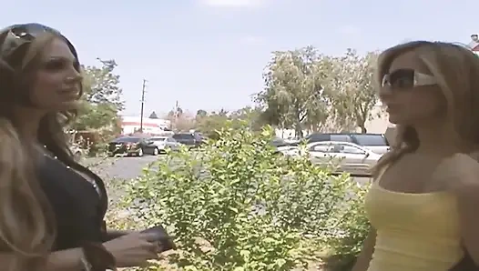 Лесбиянки в течке, сцена 4: великолепные грудастые блондинки-лесбиянки играют с пальцами и дилдо