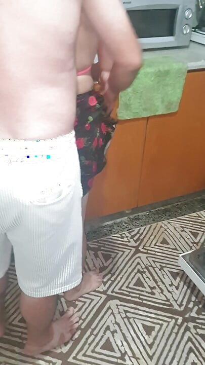 ฉันพยายามที่จะกระตุ้นแฟนสาวของฉันทางเพศขณะที่เธอกําลังทําความสะอาดห้องครัว