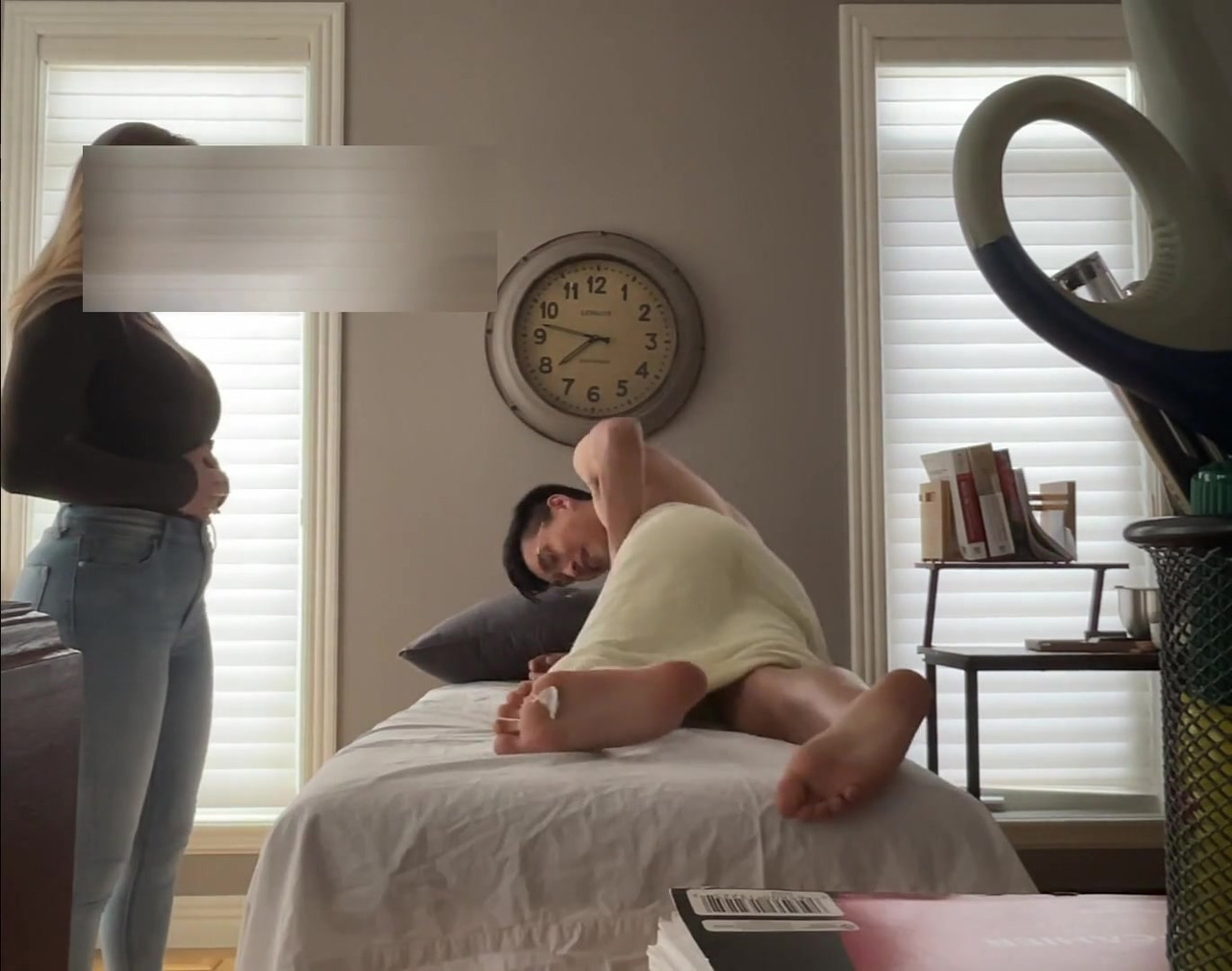 正统的frenchxrussian实习生rmt被巨大的亚洲鸡巴勾引 第一次约会