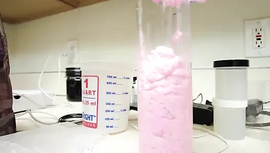 Развлечение с плесенью на члене за кулисами